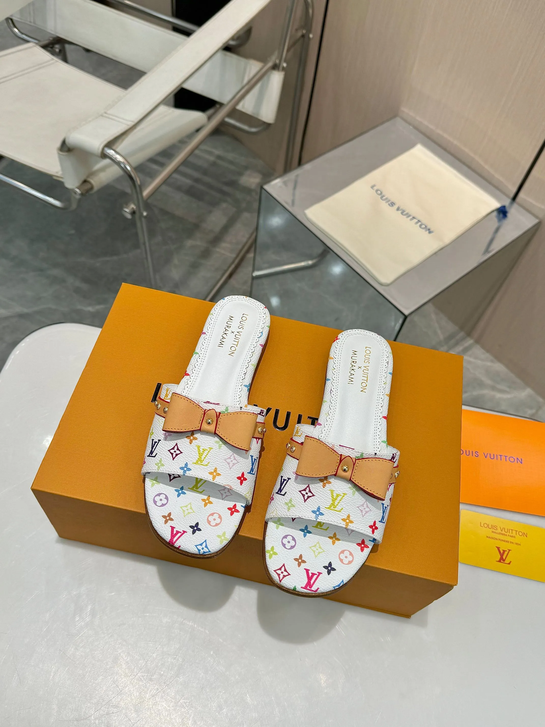 👟👟Ex-factory price 480👟👟 Flat heel top version👠💖Fashion essential LV Louis Vuitton high heels, a new luxury experience ✨Today I recommend a Louis Vuitton beauty to you. It uses high-end genuine leather soles and feels comfortable on the feet. Every step feels like walking on the clouds.  High-end lasting technology, the foot feels incomparable!  💙The perfect combination of brand printed leather and brand hardware buckles creates a unique fashion sparkle, highlighting nobility and luxury!  Classic design, exquisite craftsmanship, and quality in every detail.  Whether it's the casual style of matching or the elegant style of a skirt, it can be easily controlled.  Wear this pair of shoes and become the fashion focus on the street, showing off your elegant taste! 💃 Fabric: Brand printed fabric Lining: Breathable sheepskin Sole: Italian leather sole Size: 35-42 (34/40/41/42 customized)